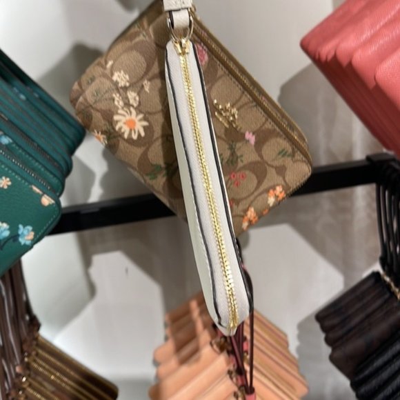 Coach Corner Zip Wristlet Chalk Leather - Picture 6 of 7